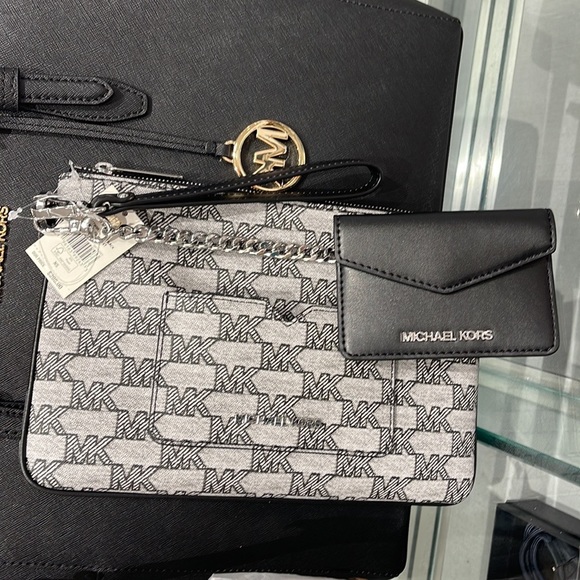 MICHAEL KORS JET SET ITEM LG 2 in 1 CARD CASE & WRISTLET
Black 
NWT - Picture 13 of 16